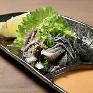 新鮮な牛ハツとセンマイを丁寧に処理しているので、クセなくさっぱりとした味わいです。ごま油と塩やチョジャンでシンプルに仕上げ、素材の旨みをダイレクトに楽しめます。数量限定のため、早めのオーダーがベスト。