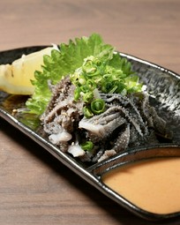 数量限定、早めのオーダーがベスト。クセが少なく、コリコリ食感がクセになる一品『牛ハツ・センマイ刺し』