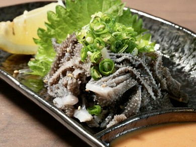 数量限定、早めのオーダーがベスト。クセが少なく、コリコリ食感がクセになる一品『牛ハツ・センマイ刺し』