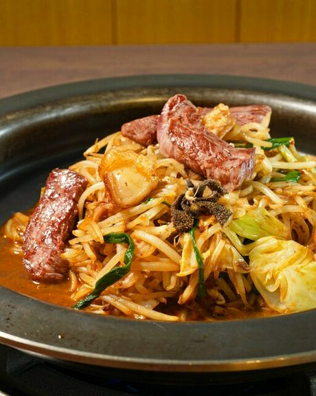 ぷりぷりの牛ホルモンを、秘伝の味噌ダレで味付けし、鉄板で香ばしく焼き上げた『名物とんちゃん焼き』