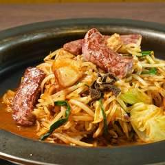 ぷりぷりの牛ホルモンを、秘伝の味噌ダレで味付けし、鉄板で香ばしく焼き上げた『名物とんちゃん焼き』