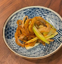 香ばしく焼き上げた「油かす」と、シャキシャキのネギと共にさっと炒めた一皿『油かす炒め』