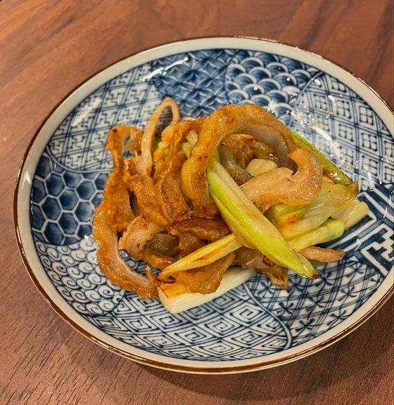 香ばしく焼き上げた「油かす」と、シャキシャキのネギと共にさっと炒めた一皿『油かす炒め』