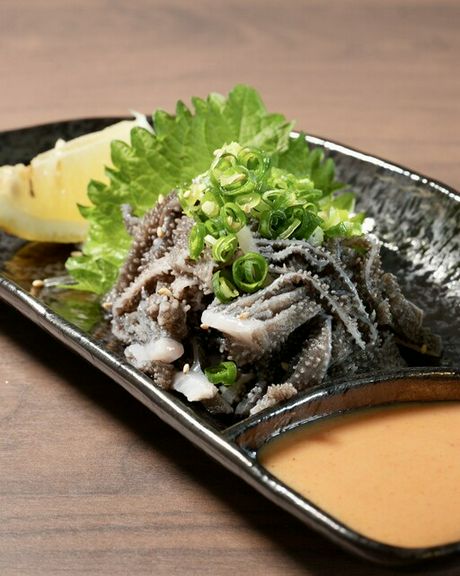 数量限定、早めのオーダーがベスト。クセが少なく、コリコリ食感がクセになる一品『牛ハツ・センマイ刺し』