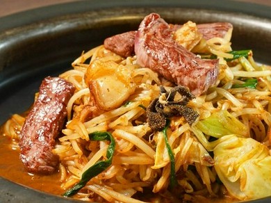 ぷりぷりの牛ホルモンを、秘伝の味噌ダレで味付けし、鉄板で香ばしく焼き上げた『名物とんちゃん焼き』