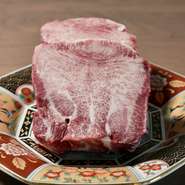 噛めば噛むほど肉本来のおいしさが溢れる一皿。肉質が柔らかく肉汁もたっぷり、良質な部位だけを使った人気メニューです。お好みで、ポン酢・レモン・岩塩と一緒に楽しめます。