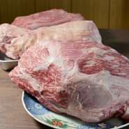 国産牛・和牛のホルモンや赤身肉を中心に、鮮度にこだわって厳選して仕入れています。また、味噌ダレは店主が試行錯誤してつくり上げた完全オリジナル。肉との相性もバツグンです。