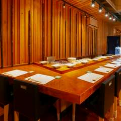 旬の食材をふんだんに使用。職人技が光る本格江戸前鮨10貫や、一品料理が愉しめるコース