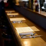 柔らかな設えの中、二人で料理を分け合えば自然と会話が弾みます。落ち着いた雰囲気とさりげない華やかさが心を和ませ、肩の力を抜いて過ごせるひとときは、親密な語らいをゆったり楽しみたいときにぴったりです。