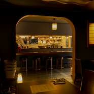 心奪われる、和の趣とモダンな美意識が見事に調和した意匠。店内はもちろん、化粧室に至るまで洗練が行き届き、たおやかな空間美の中で心穏やかにお過ごせます。大人の集まりや、女子会にもふさわしい一軒です。