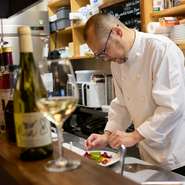 目前で繰り広げられる調理風景はライブ感たっぷり。香りや音に五感が刺激され、自然と会話が生まれます。スタッフとのやり取りを通じて食の体験が深まり、カウンターならではの醍醐味を存分に楽しめる特等席です。
