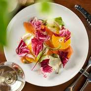 シチリア産オレンジの爽やかな香りと、クリームチーズのまろやかな塩味がサーモンの旨みを引き立てます。オリーブオイルでシンプルに味わう一品。トレビスのほろ苦さが、味わいに奥行きを添えています。