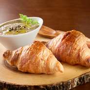 香ばしく焼き上げたクロワッサンをクリーミーなムースにくぐらせていただく逸品。フォアグラの甘みと野菜の旨みが調和し、濃厚でまろやかな味わいが口の中に広がります。レバーが苦手という方にもオススメです。