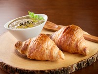 軽やかなクロワッサンに絡む、豊かな風味が魅力の『Marco風 鶏白レバーとフォアグラのムース』