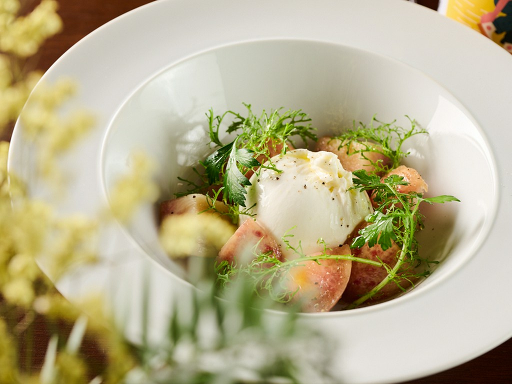 とろける口あたりに熟した果実の彩り。『イタリア直送“ブッラティーナ”チーズと季節のフルーツ』