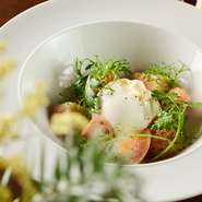 冷凍されることなく届くフレッシュ”ブッラティーナ”に、旬の果実が瑞々しさを添えます。香り立つ白ワインとはちみつのソースが余韻を引き立てる一皿。有機はちみつのやさしい甘みが大人の味覚をくすぐります。