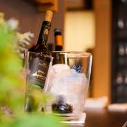 南イタリア・プーリア州の「テヌーテ・エメーラ」太陽をたっより溶びたジューシーで凝縮感のある果実味が特微のシャルドネ。南国のトロビカルフルーツを思わせる活発な仕上がり。