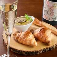 フォアグラと鶏白レバーの濃厚な旨みに、野菜の自然な甘みが寄り添う一品。焼きたてクロワッサンとともに味わえば、ワインとの調和がより一層引き立ちます。