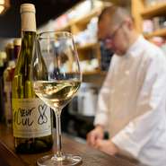 ゲストの目的に応じて、距離感を見極めた接客を徹底しています。ビジネスの場では凛とした応対を、デートの際にはそっと寄り添う穏やかさを。気さくでありながらきめ細やかな心配りが、訪れる人の心をほどきます。