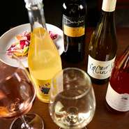 日本では珍しい“自然派ワイン”が、グラスで手頃に味わえるのが魅力。種類も豊富で、ワイン好きはもちろん、これまであまり馴染みのなかった方の好奇心もくすぐります。やさしい余韻をもたらす繊細な味わいです。