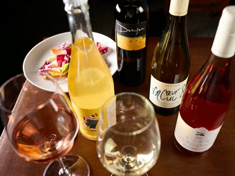 食事とともに、稀少な“自然派ワイン”を気軽に愉しめる贅沢