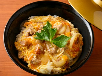 極上「名古屋コーチン」使用。心満たすコクと食感『名物 炭焼き親子丼』