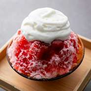 奈良の最高級いちご『古都華』
奈良市秘境の地 『月ヶ瀬の大和茶抹茶』を贅沢使用。
エスプーマ仕立ての特製みるく。甘すぎずさっぱりとした苺の甘酸っぱさ、月ヶ瀬のお茶の優しい渋さが、すき焼きの〆にぴったり。
