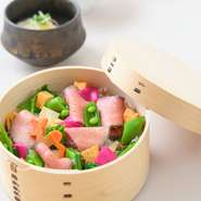 旨み豊かな大和牛と、旬を迎えた竹の子。
丁寧に炊き上げた牛めしに、春の彩りを重ねました。一膳目はそのまま。
二膳目は薬味を添えて。
〆は、自家製だしをかけてお茶漬けとしてお愉しみください。