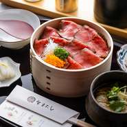 〈お肉大盛り〉3,080円

大和牛の特筆すべきは、赤身。
その自慢の赤身の表面を香ばしく、焼き付けて、肉汁を閉じ込めたのち、低温でじっくりと火入れしました。
柔らかな肉質に、旨みが凝縮しています。