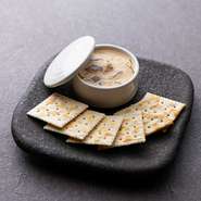 辛口の奈良漬とクリームチーズの見事なマリアージュ。