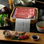 120g　4,980円
180g　6,080円
240g　7,080円

大和牛A4肩ロース／白きくらげ／大鉄砲豆腐／十津川ぶなしめじ／有機生芋糸こんにゃく／手焼き麩／旬の野菜／青ねぎ／春菊／赤玉