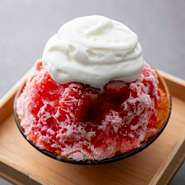 奈良の最高級いちご、古都華。糖度と酸度が高く濃厚な味わいが特徴のいちごだから、糖分をできるだけ押さえました。まるで、「いちご」なかき氷です。