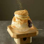 末女豆岐(まめつき)とは、きな粉のこと。深煎り焙煎の香ばしいきな粉とあんこや・みやけの上質なつぶあんに、エスプーマみるくを合わせました。優しい上品な甘さが特徴の和のかき氷です。