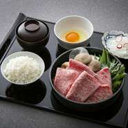 90g 3,278円 
〈お肉大盛り〉150g 4,378円

・大和牛A４肩ロース
・白きくらげ
・十津川ぶなしめじ
・大鉄砲豆冨
・手焼き麩
・青ねぎ
・季節の青菜
・うどん
