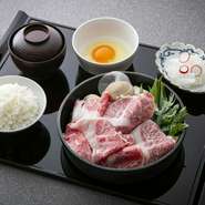 90g 2,530円
〈お肉大盛り〉150g 3,190円

※上すき焼きとは、お肉の部位が異なります。

・大和牛すき焼き
・ごはん
・お漬物
・みそ汁