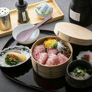 2,420円
〈お肉大盛り〉	3,080円
大和牛の特筆すべきは、赤身。
その自慢の赤身の表面を香ばしく焼き付け、肉汁を閉じ込めたのち、低温でじっくりと火入れ。

・大和牛まぶし
・三輪そうめん
・季節の逸品
・お漬物