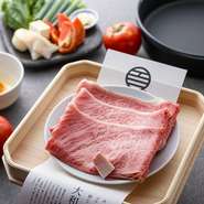 当店でご提供するブランド牛の「大和牛」は、柔らかな食感と上質な味わいが楽しめる黒毛和牛。恵まれた気候と風土のもとで育まれた、きめ細かい旨味のあるお肉です。また、奈良でまじめに大切に育てられた食材を「奈良スター食材」と命名。これらの食材の極上のハーモニーを、心ゆくまでご堪能ください。