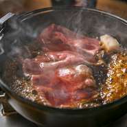 和食は醤油で決まるとの信念から、当店のすき焼きは割り下にもこだわっています。使用している割り下は、吉野の老舗蔵の「宮滝しょうゆ」。月ヶ瀬の干し椎茸と昆布をふんだんに使い、鰹の香りをきかせて丁寧に作られています。割り下の美味しさも楽しめる当店一押しメニューは、当店名物「大和牛の上すき焼き」。大和牛をはじめ奈良スター食材を集めた一皿となっております。