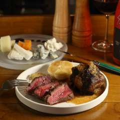 グラス片手に乾杯。自然体な二人のデートにも最適