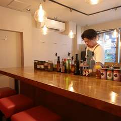 何気ないやりとりも楽しめるカウンター席