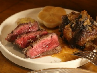 牛・鶏・豚・仔羊…。その日の気分でチョイス『炭焼き　肉料理』