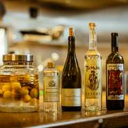 クラシックなワインやナチュラルなワインに加え、メキシコならではのメスカルやテキーラもそれぞれ7種類ほどご用意し、今後も増やしていく予定。ペアリングでは、オリジナルのカクテルもお楽しみいただけます。