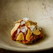 豊洲市場の有名な仲卸「やま幸」から仕入れる本鮪の尾身を使用し、メキシコ伝統の調味料「サルサマチャ」と合わせた逸品。下にアボカド、上に揚げたトルティーヤを添えて。辛さは控えめで、日本人にも馴染みやすい。