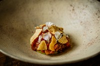 和とメキシカンの融合を感じることができるシグネチャー『Tostada マグロ、サルサマチャ、アボカド』