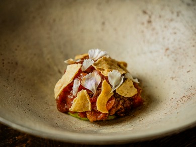 和とメキシカンの融合を感じることができるシグネチャー『Tostada マグロ、サルサマチャ、アボカド』