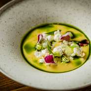 現地で親しまれている「エスキーテス」をアレンジ。香ばしく焼いたとうもろこしの甘みと香りに、メキシカンらしいチリオイルのピリ辛さをプラスし、ライムの酸味やチーズのまろやかさで奥深い味わいに。