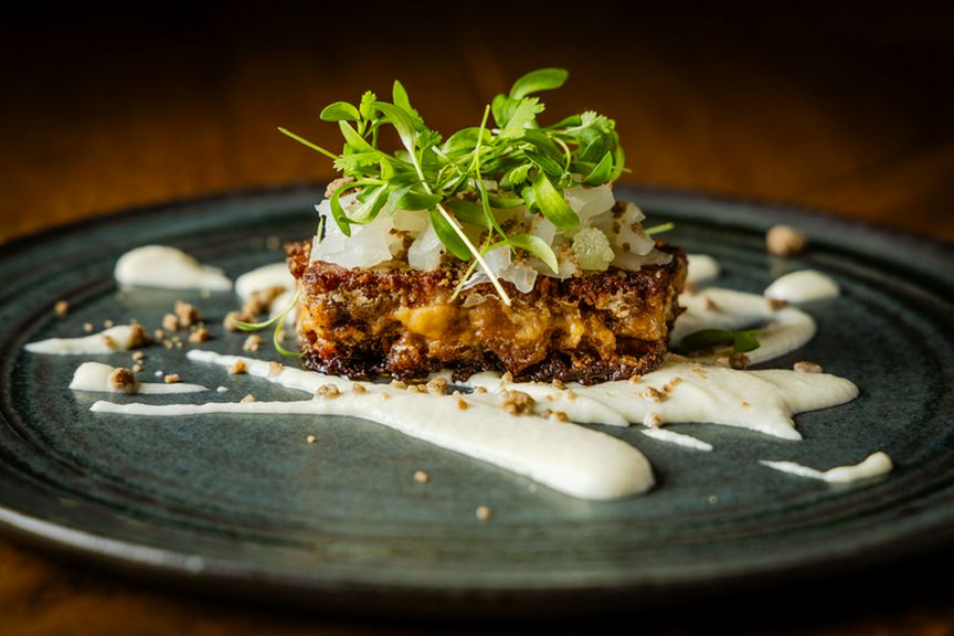 伝統的なストリートフードをモダンに再解釈した『Carnitas 純粋金華豚、発酵玉ねぎ、フェンネル』