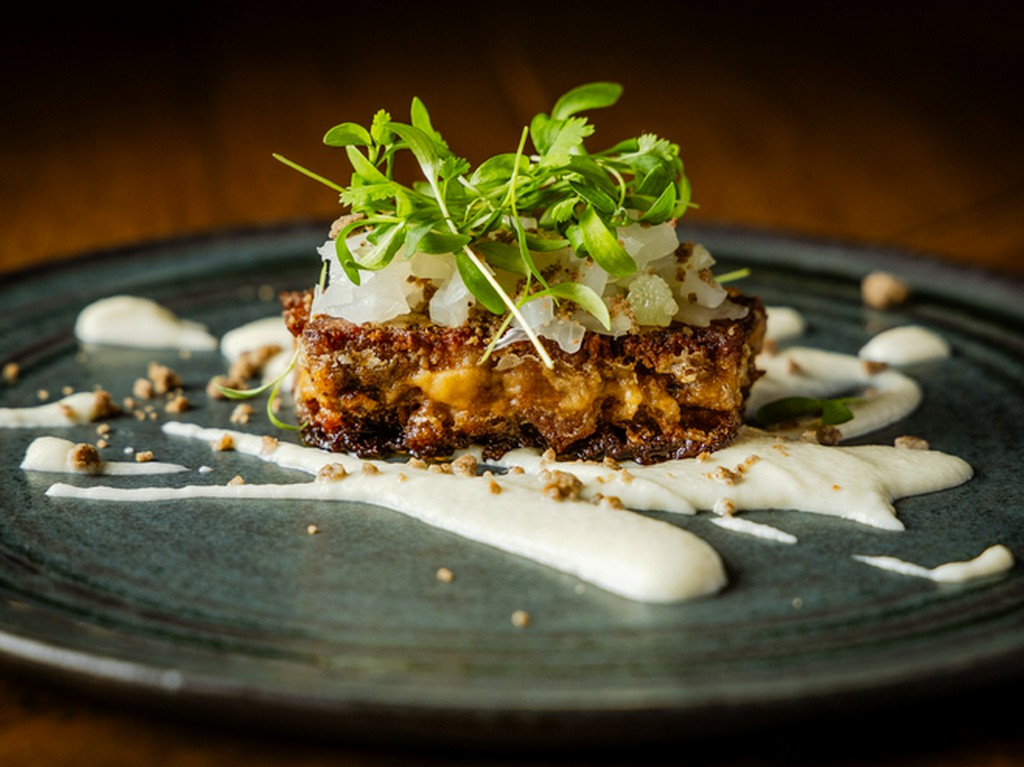 伝統的なストリートフードをモダンに再解釈した『Carnitas 純粋金華豚、発酵玉ねぎ、フェンネル』