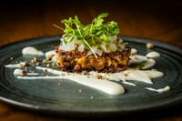 伝統的なストリートフードをモダンに再解釈した『Carnitas 純粋金華豚、発酵玉ねぎ、フェンネル』