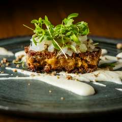 伝統的なストリートフードをモダンに再解釈した『Carnitas 純粋金華豚、発酵玉ねぎ、フェンネル』